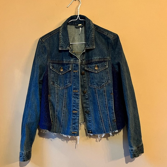 Free people Oversized Lace Paneled Denim Jacket Cropped Frayed Hem SZ Small Blue - Picture 3 of 15